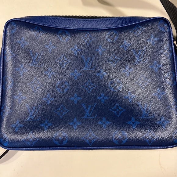 Louis Vuitton Outdoor Messenger - Picture 6 of 8